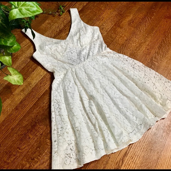 Lily Rose Dresses & Skirts - NEW Item Lily Rose cute Lace cocktail dress 👗 NWT